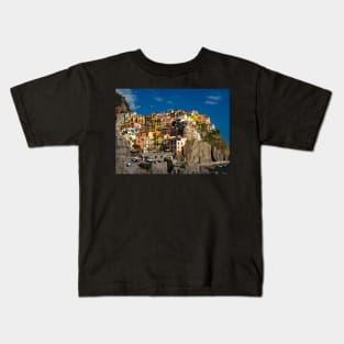 View on the cliff town of Manarola, one of the colorful Cinque Terre on the Italian west coast Kids T-Shirt